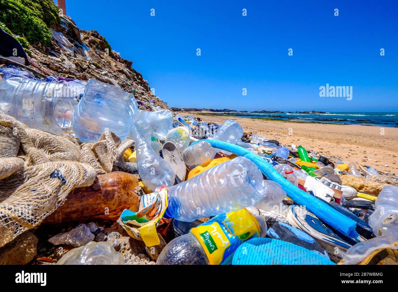 Un mucchio di bottiglie d'acqua in plastica e altri rifiuti su una spiaggia marocchina Foto Stock