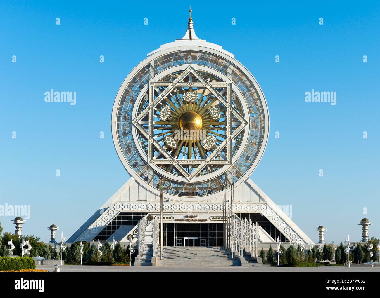 Alem Centro Culturale e di intrattenimento ad Ashgabat, Turkmenistan. La più grande ruota in ferro da interni costruita con marmo bianco e oro. Foto Stock