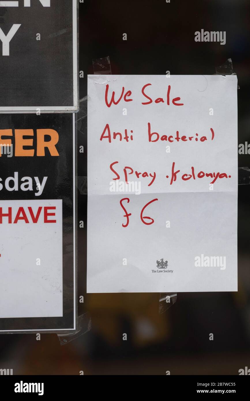 Southend on Sea, Essex, Regno Unito. 18 marzo 2020. Alcune imprese di Southend on Sea sono colpite dalla situazione del COVID-19 nel Regno Unito. Cousinz tradizionali barbieri turchi che offrono spray antibatterico Foto Stock