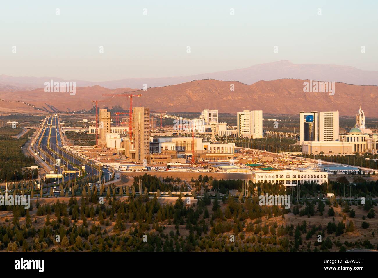 Ashgabat skyline in Turkmenistan con numerosi edifici ministeriali costruiti con marmo bianco e oro. Sviluppo nella città dell'Asia centrale. Foto Stock