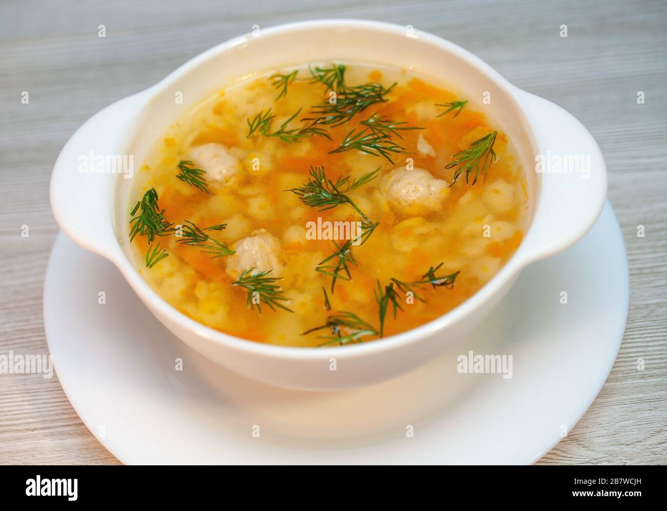 Zuppa di pollo con polpette e pasta sul tavolo Foto Stock