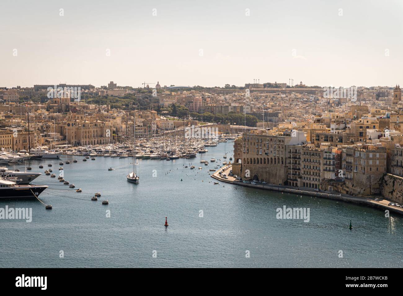 Guardando verso Fort St Angelo da Valletta, Malta Foto Stock