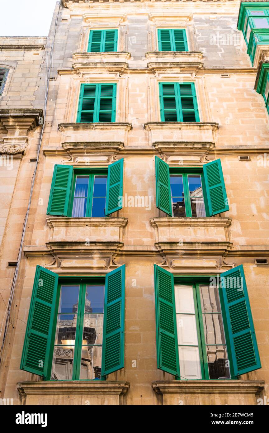 Windows a Valletta, destinazione di viaggio, Malta Foto Stock