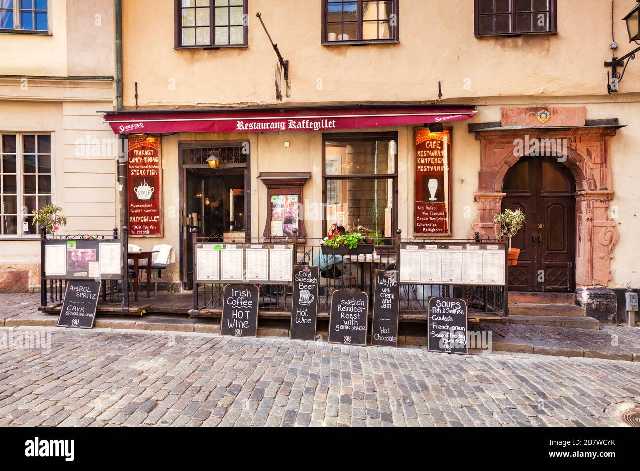 16 settembre 2018: Stoccolma, Svezia - Ristorante Kaffegillet, Gamla Stan, con lavagne esterne sul marciapiede con menu. Foto Stock