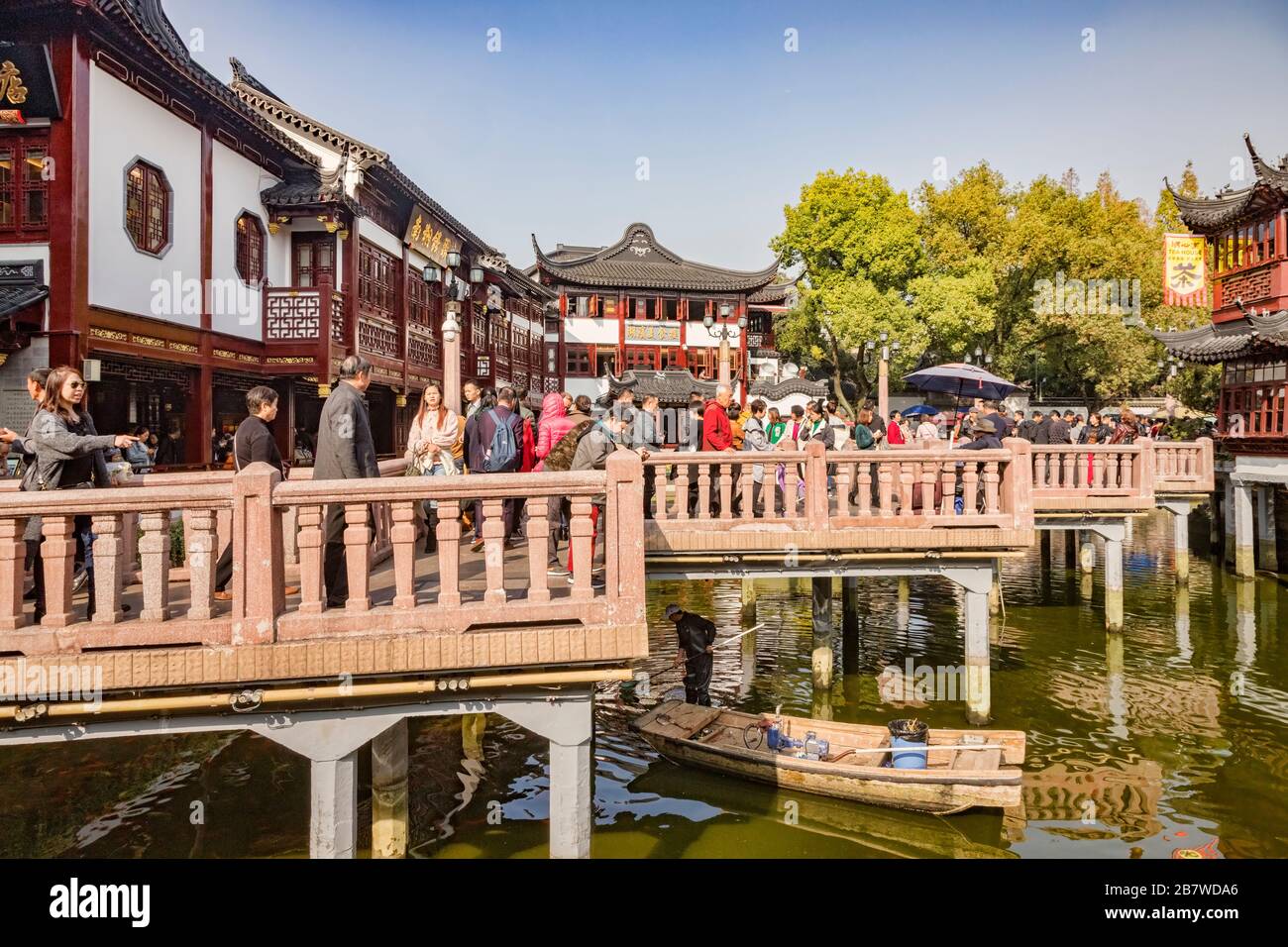 29 novembre 2018 - Shanghai, Cina - folla di visitatori sul ponte a nove giri nella zona dei giardini di Yu della città vecchia, Shanghai. Foto Stock