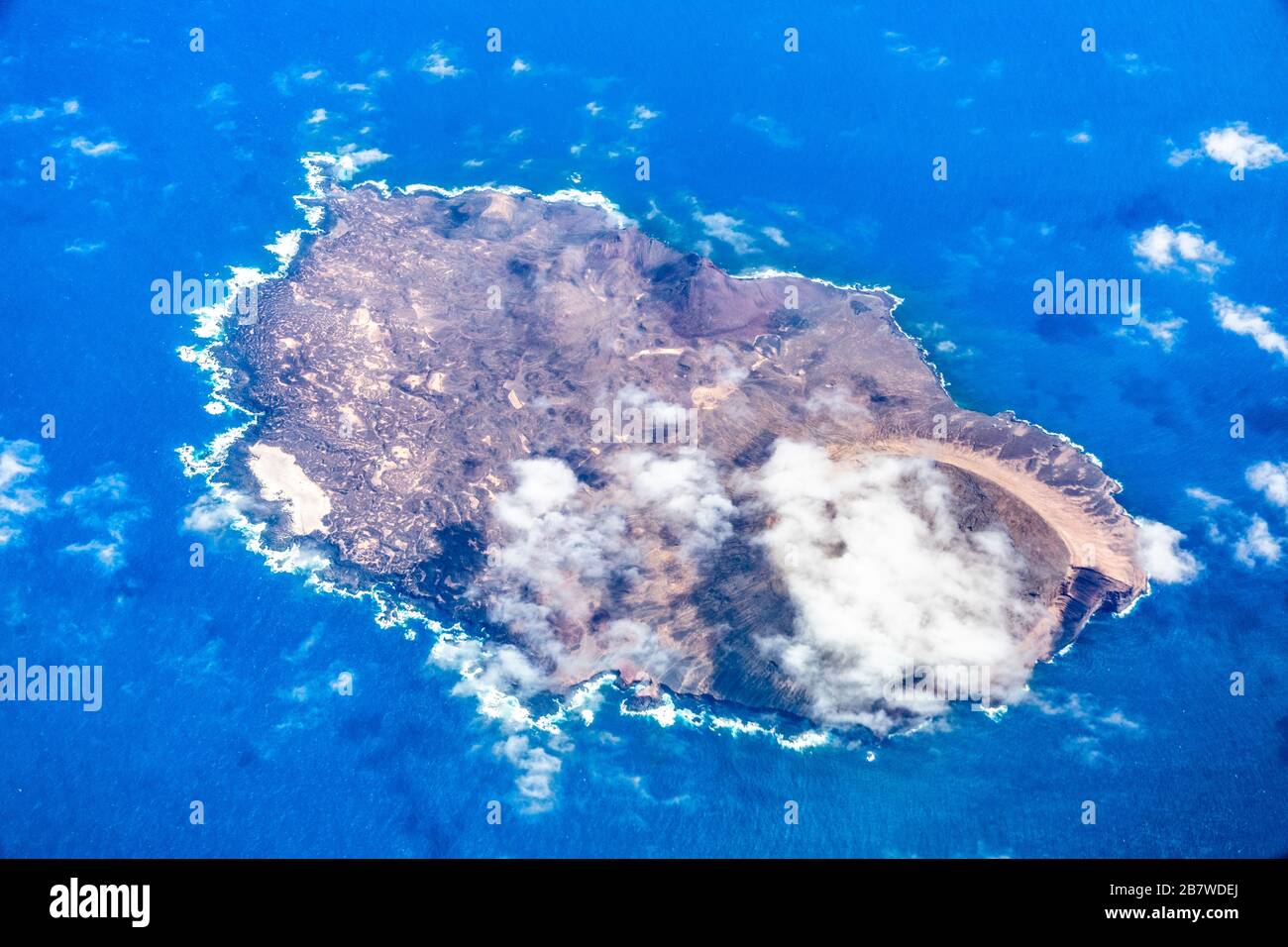 Una vista aerea dell'isola vulcanica Isla de Alegranza al largo dell'isola delle Canarie di Lanzarote. Foto Stock