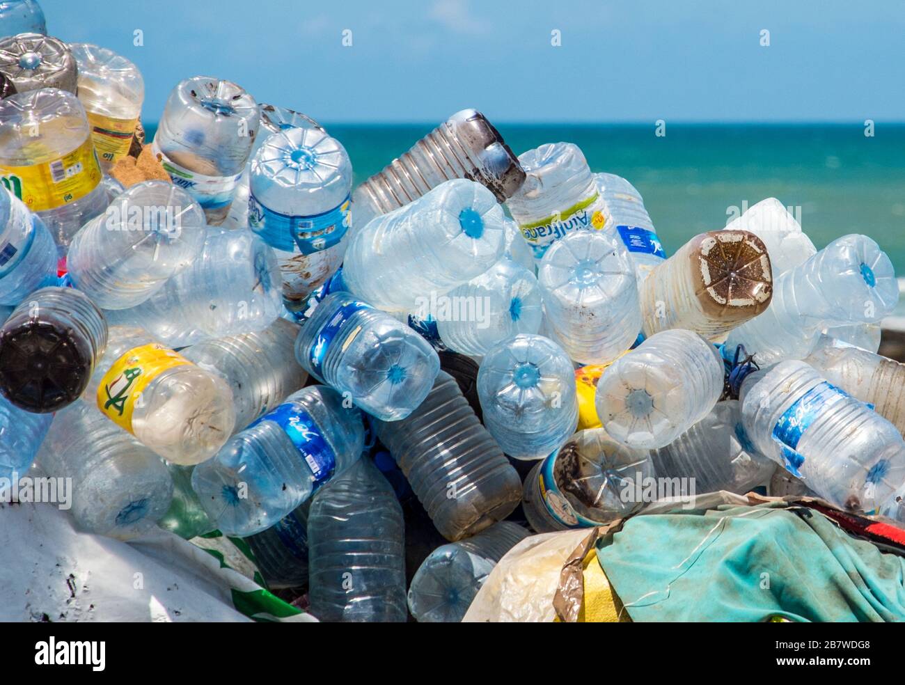 Un mucchio di bottiglie d'acqua in plastica su una spiaggia marocchina Foto Stock