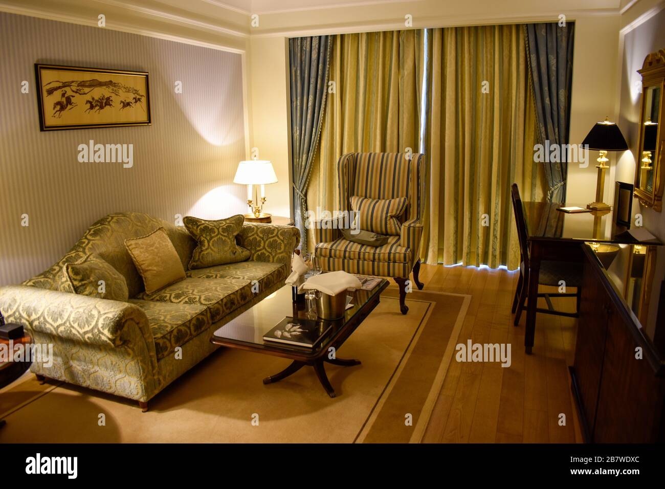 Interno dell'area soggiorno e dell'ufficio in una lussuosa camera d'hotel in Powerscourt Foto Stock
