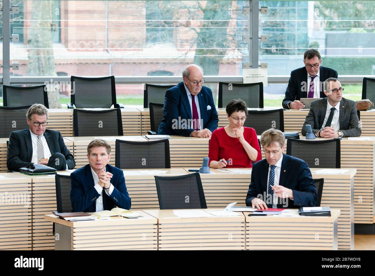 Kiel, Germania. 18 Marzo 2020. Bernd Bucholz (FDP, l-r), ministro dell'Economia, dei Trasporti, del lavoro, della tecnologia e del turismo, Heiner Garg (FDP), ministro degli Affari sociali, della Sanità, della gioventù, della Famiglia e degli anziani, Hans-Joachim Grote (CDU), ministro degli interni, delle zone rurali e dell'integrazione, ministro delle finanze Monika Heinold (Bündnis 90/Die Grünen), primo ministro Daniel Günther, Il portavoce del governo Peter Höver e Dirk Schrödter, capo della Cancelleria di Stato, siedono nella sala plenaria durante una sessione del Parlamento dello Stato Schleswig-Holstein. Credit: Frank Molter/dpa/Alamy Live News C Foto Stock