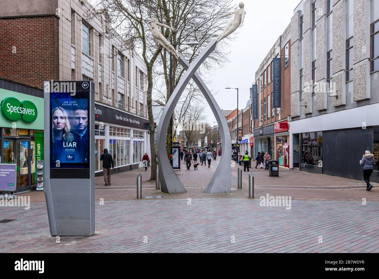 Northampton, Regno Unito, 18 marzo 2020, una strada abbastanza Abington nel centro della città, con poche persone che vi si va là vita quotidiana normale oggi nonostante il Coronavirus (Covid-19). Credit: Keith J Smith./Alamy Live News Foto Stock