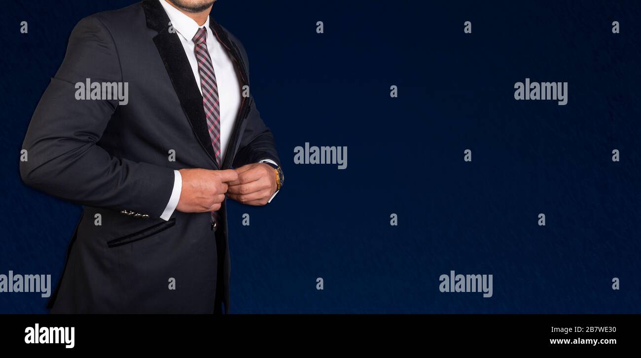 Uomo d'affari in cappotto blu e cravatta isolato su modello banner Foto Stock