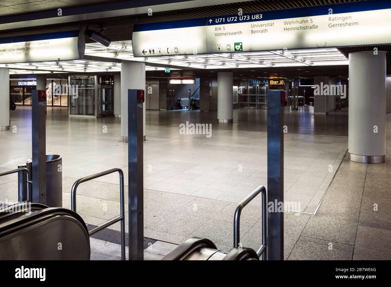 Metropolitana di Dusseldorf su Heinrich-Heine-Allee, insolitamente vuota durante l'ora di punta, a causa della pandemia corona Foto Stock