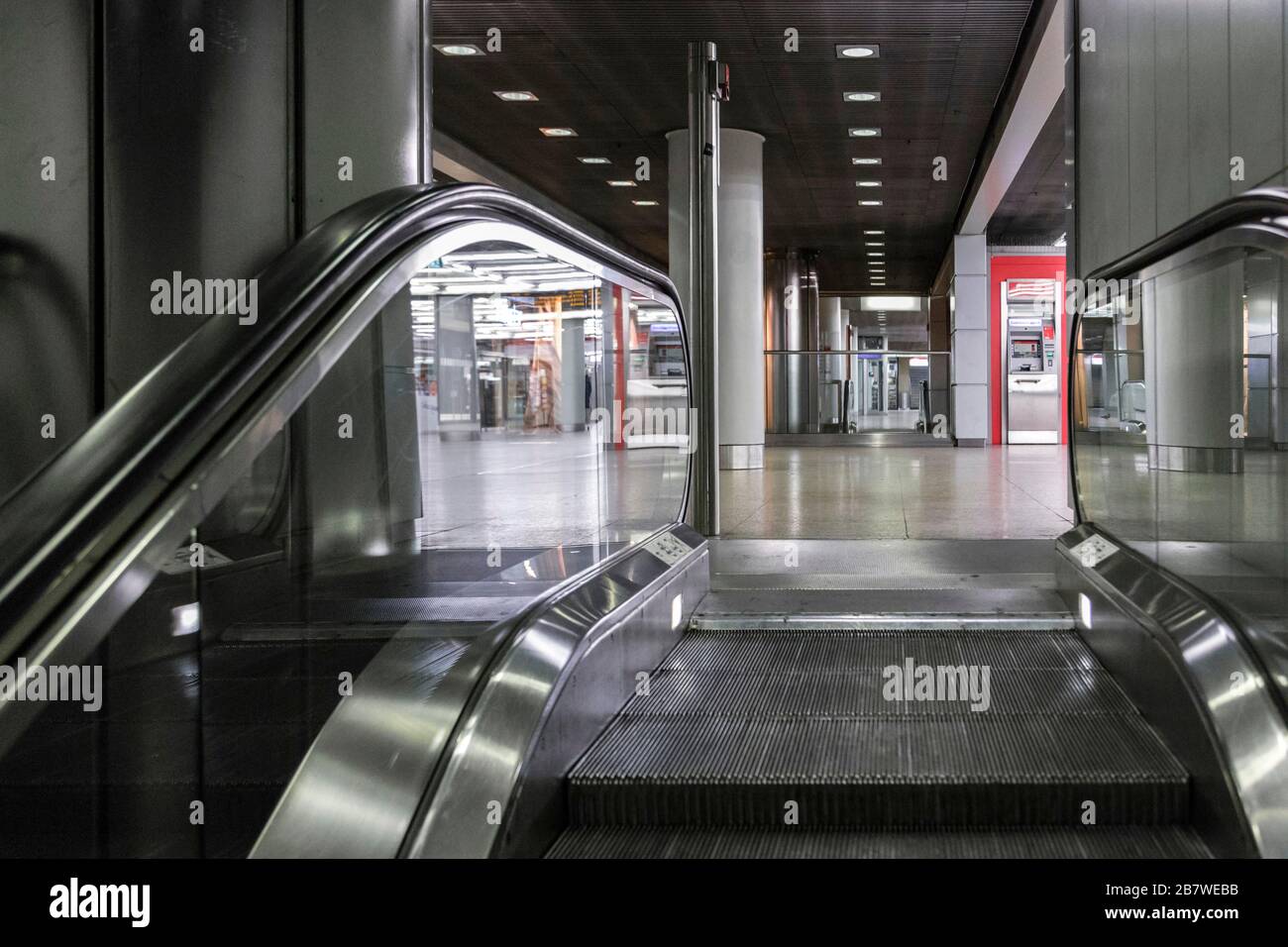 Metropolitana di Dusseldorf su Heinrich-Heine-Allee, insolitamente vuota durante l'ora di punta, a causa della pandemia corona Foto Stock