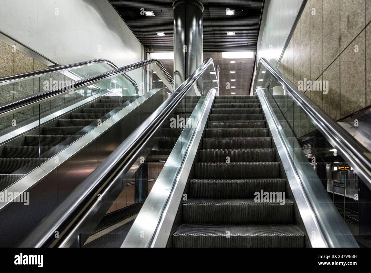 Metropolitana di Dusseldorf su Heinrich-Heine-Allee, insolitamente vuota durante l'ora di punta, a causa della pandemia corona Foto Stock