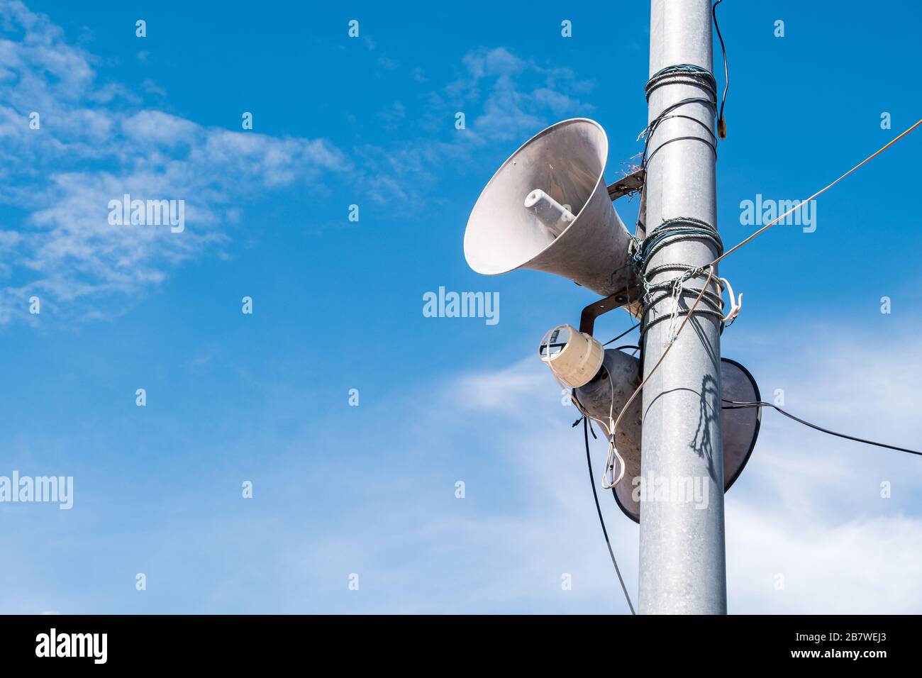Doppio megafono sul palo in metallo con spazio copia per le notifiche di  notizie nello stadio di calcio Foto stock - Alamy