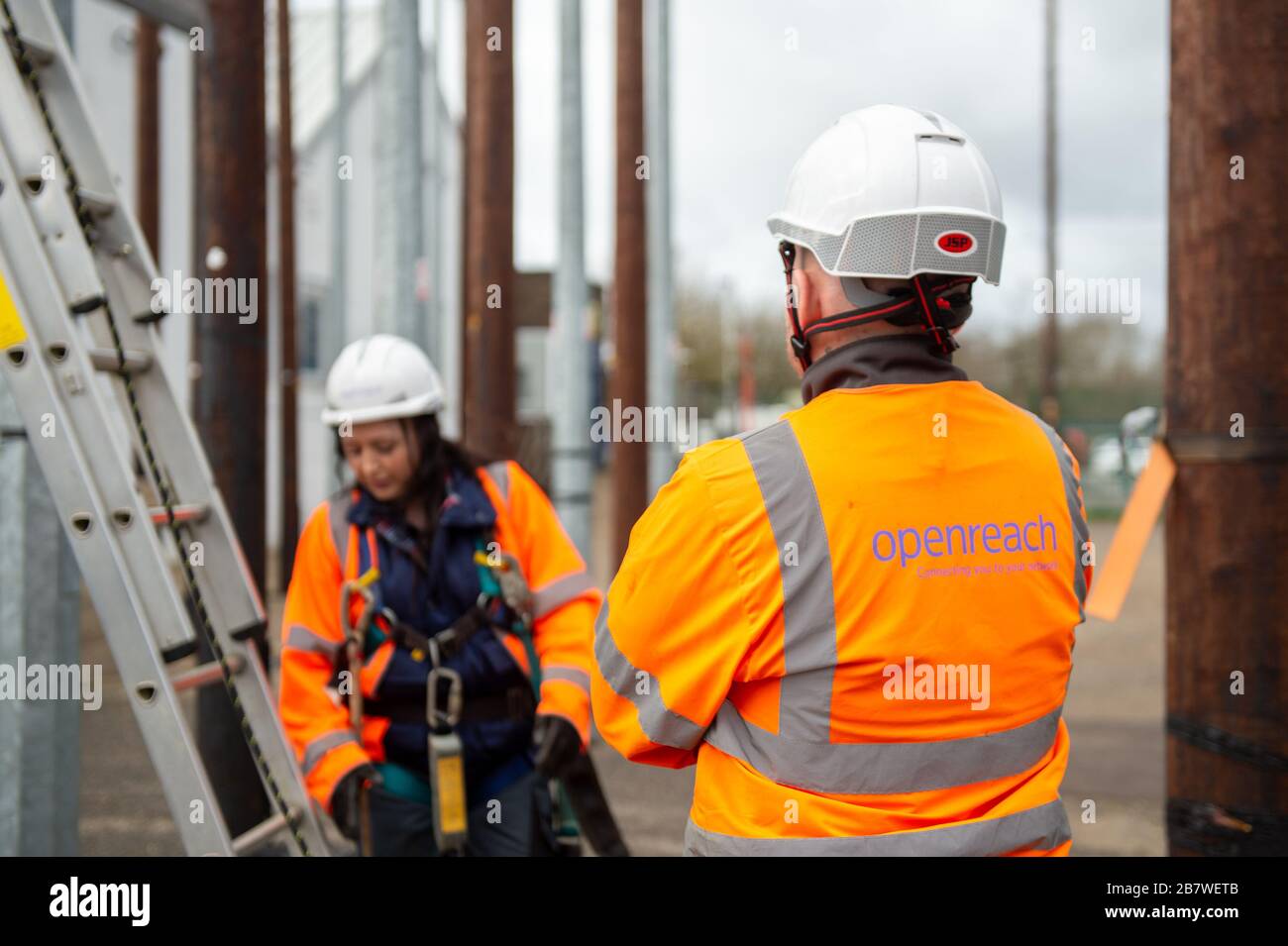 Ingegneri Openreach presso il centro di formazione Openreach di Peterborough Foto Stock