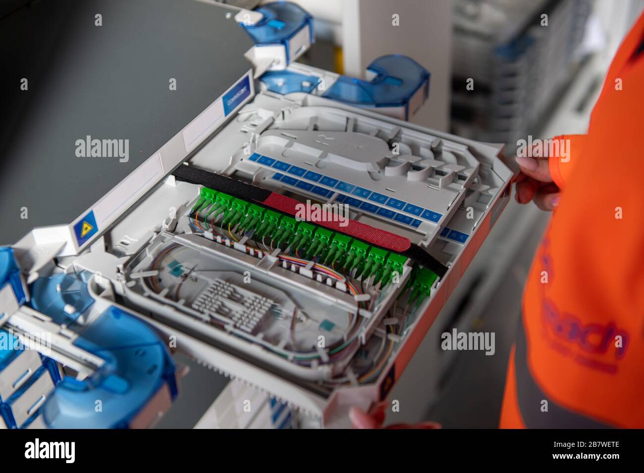 Un ingegnere Openreach all'interno dello scambio a banda larga presso il centro di formazione Openreach di Peterborough Foto Stock