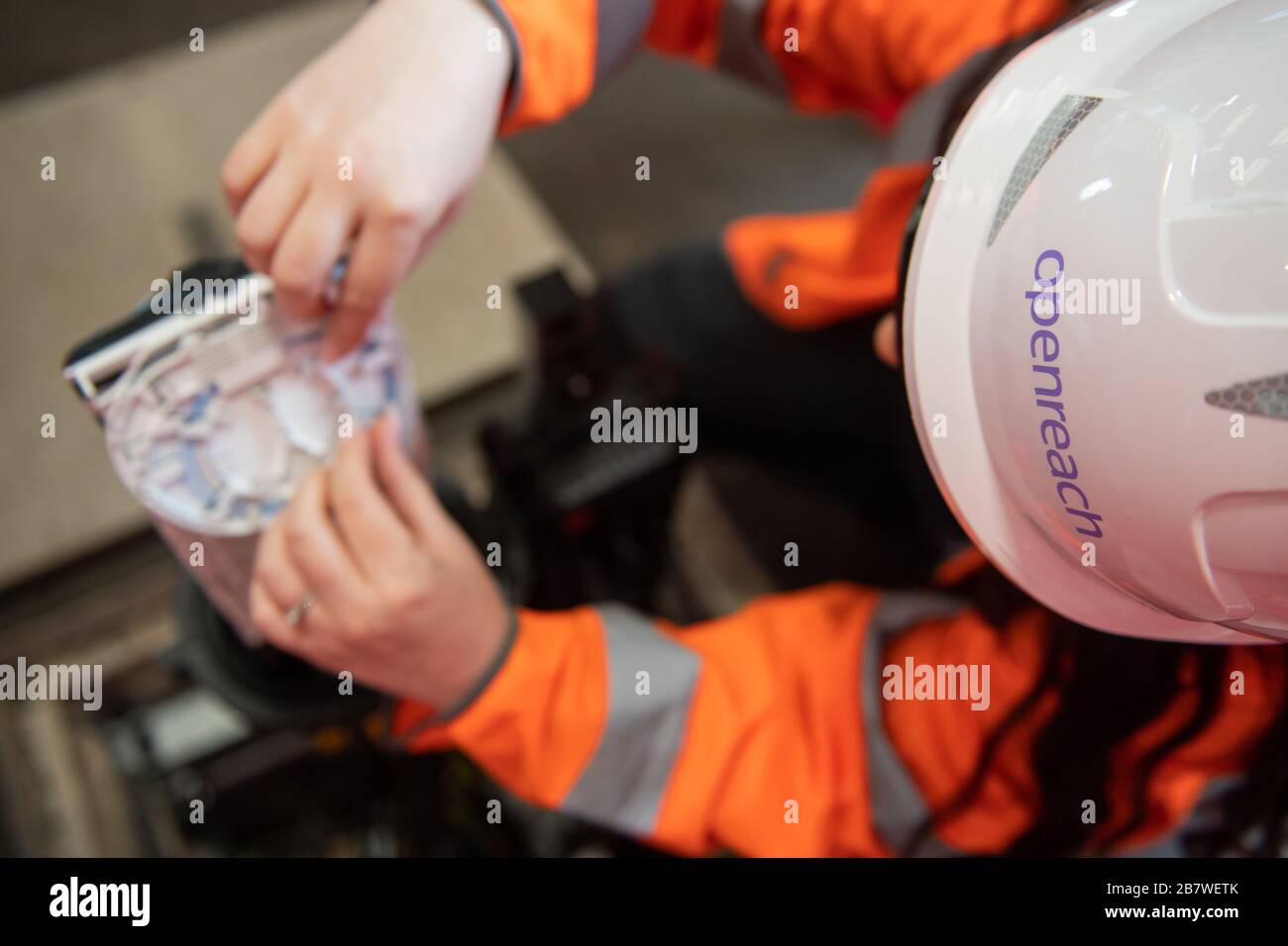 Un ingegnere di Openreach che si è dotato di cavi in fibra ottica presso il centro di formazione Openreach di Peterborough Foto Stock