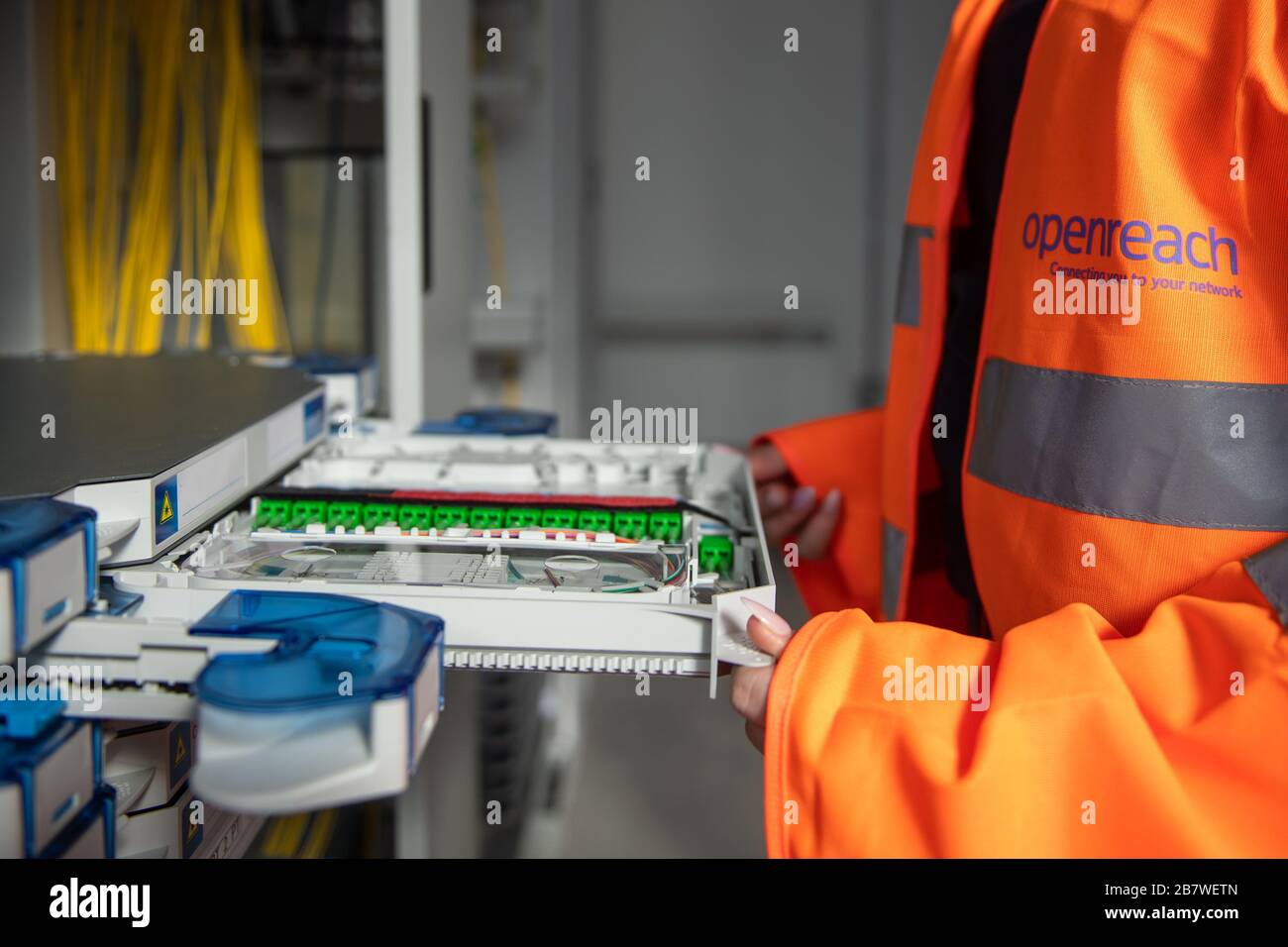 Un ingegnere Openreach all'interno dello scambio a banda larga presso il centro di formazione Openreach di Peterborough Foto Stock