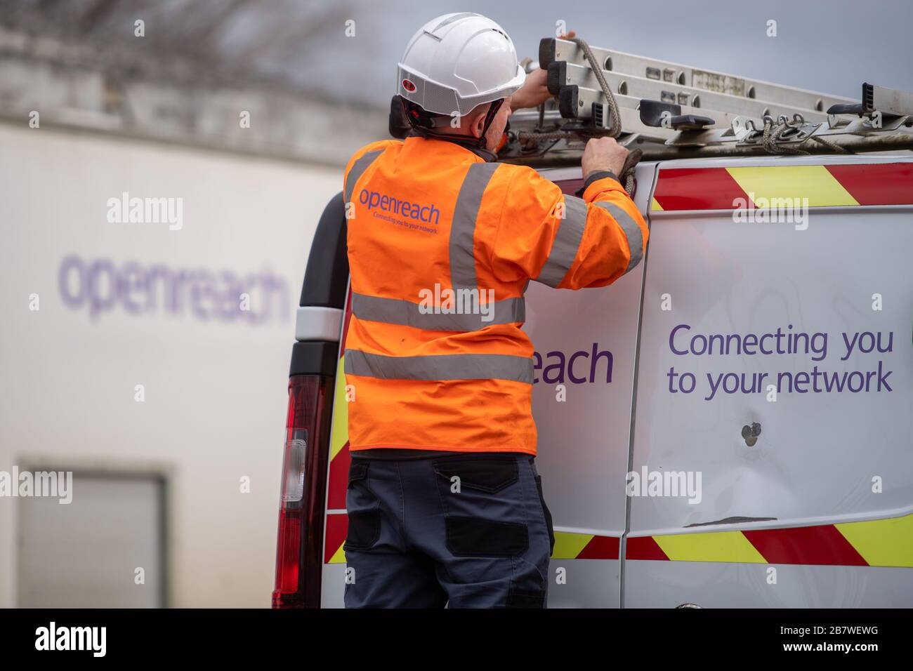 Un ingegnere Openreach carica il suo furgone presso il centro di formazione Openreach di Peterborough Foto Stock