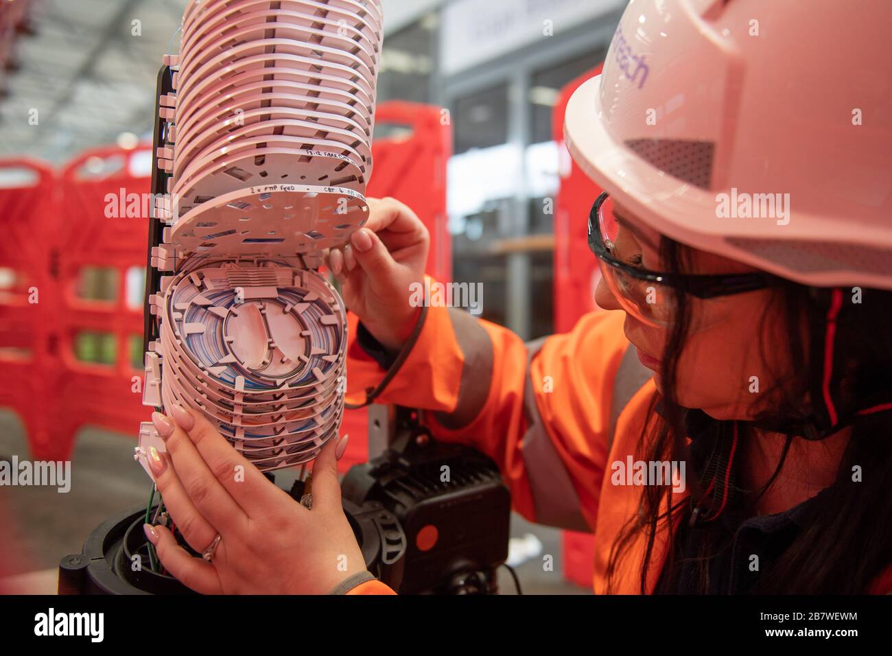Un ingegnere di Openreach che si è dotato di cavi in fibra ottica presso il centro di formazione Openreach di Peterborough Foto Stock