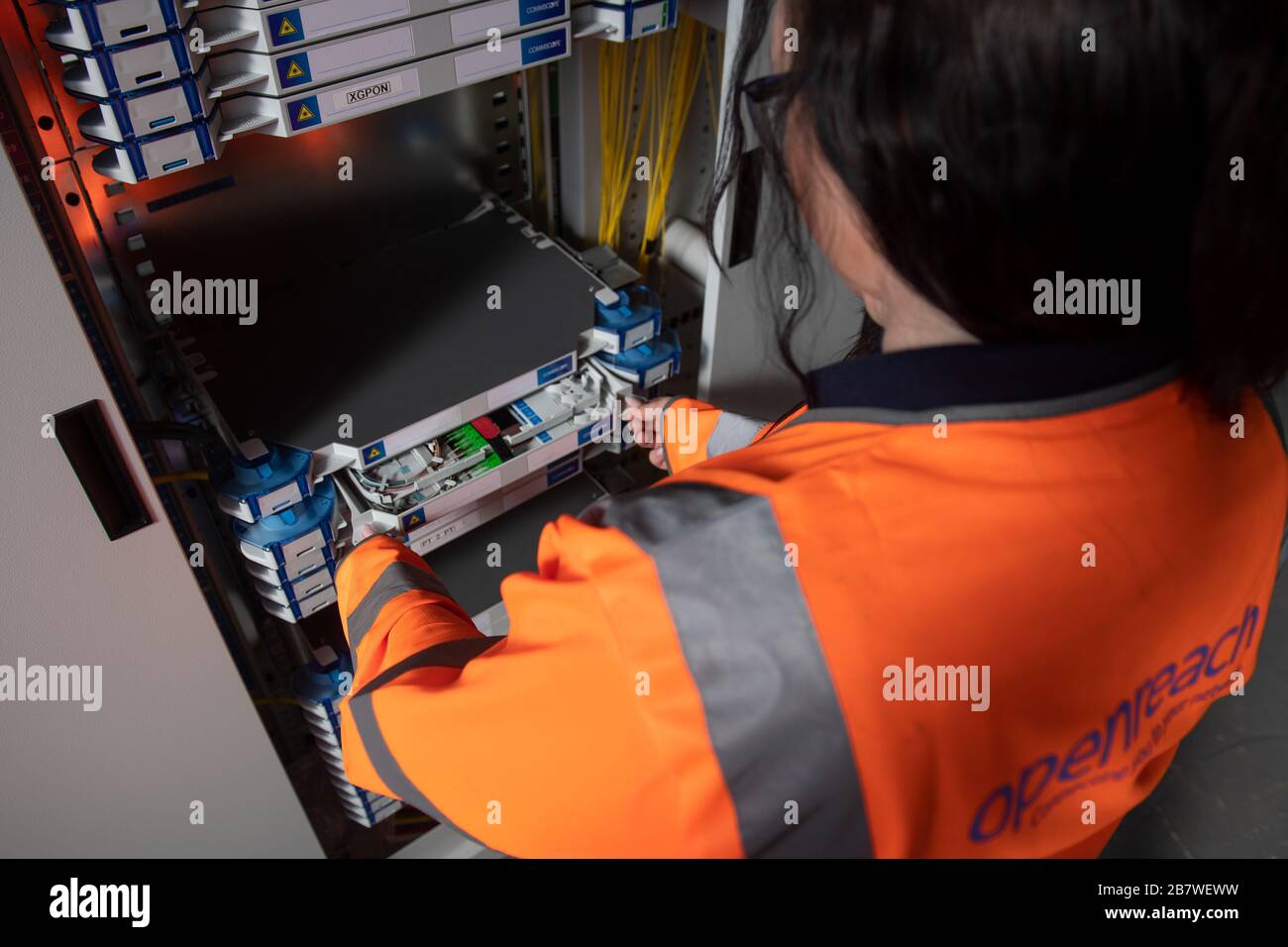 Un ingegnere Openreach all'interno dello scambio a banda larga presso il centro di formazione Openreach di Peterborough Foto Stock