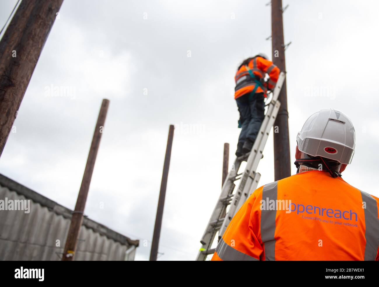 Ingegneri Openreach presso il centro di formazione Openreach di Peterborough Foto Stock