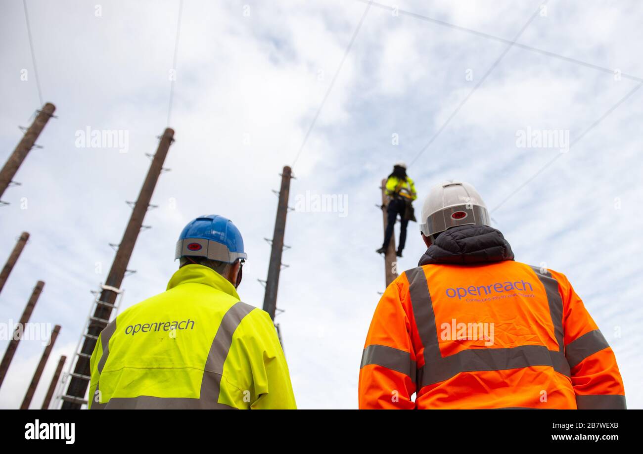 Ingegneri Openreach presso il centro di formazione Openreach di Peterborough Foto Stock