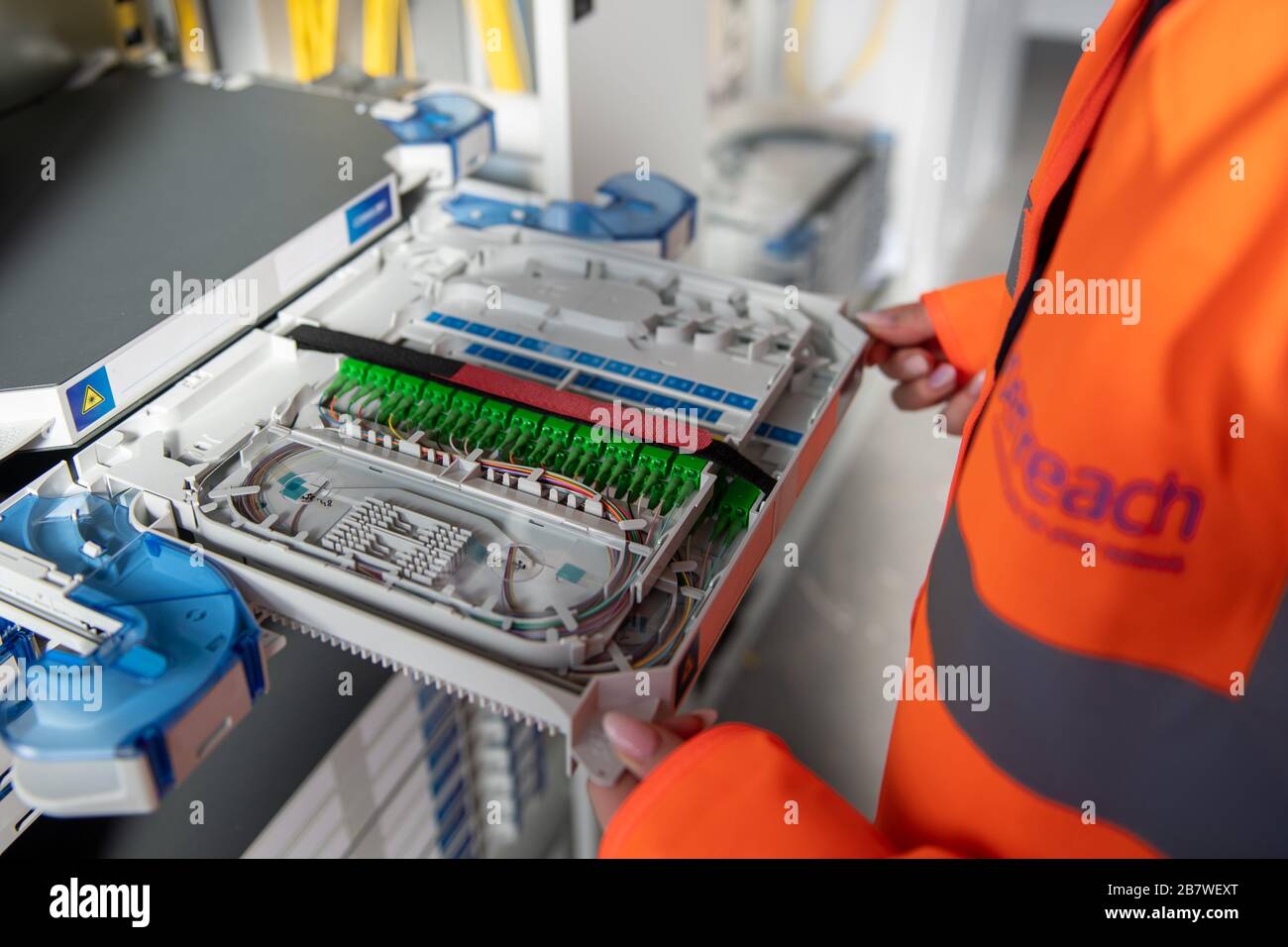 Un ingegnere Openreach all'interno dello scambio a banda larga presso il centro di formazione Openreach di Peterborough Foto Stock