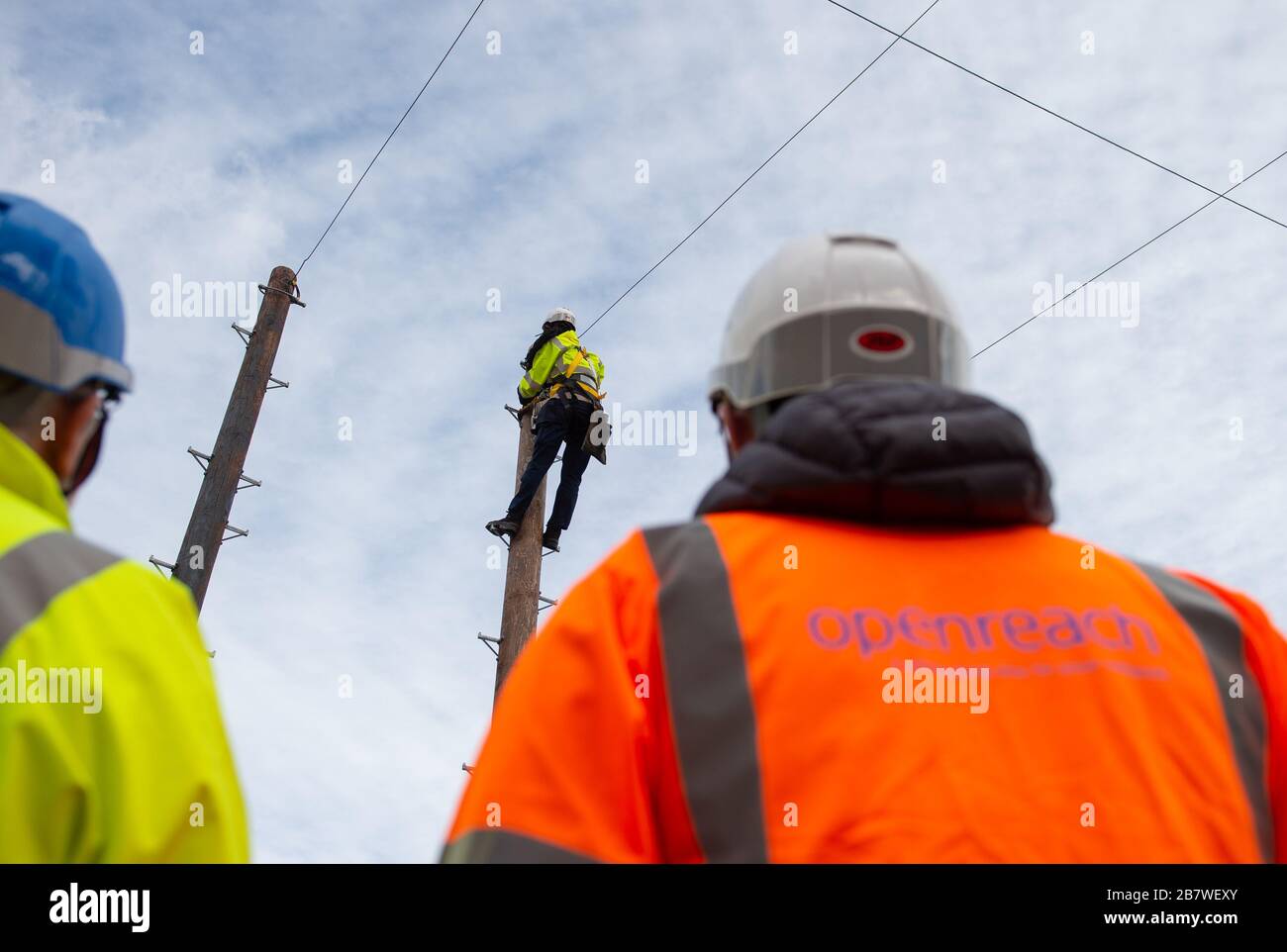 Ingegneri Openreach presso il centro di formazione Openreach di Peterborough Foto Stock