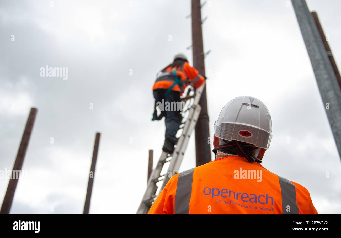Ingegneri Openreach presso il centro di formazione Openreach di Peterborough Foto Stock