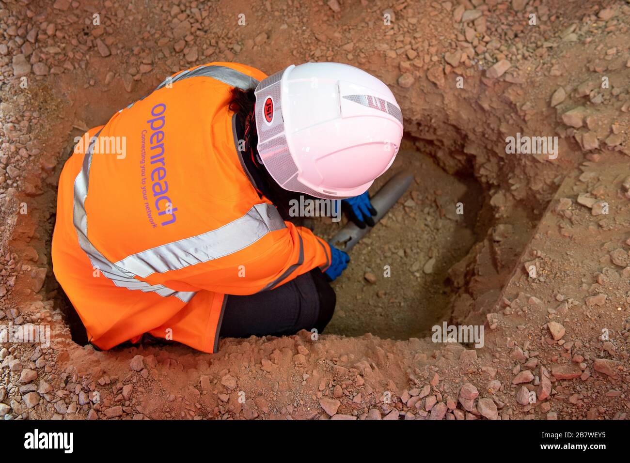 Un ingegnere Openreach ispeziona un cavo sotterraneo presso il centro di formazione Openreach di Peterborough Foto Stock