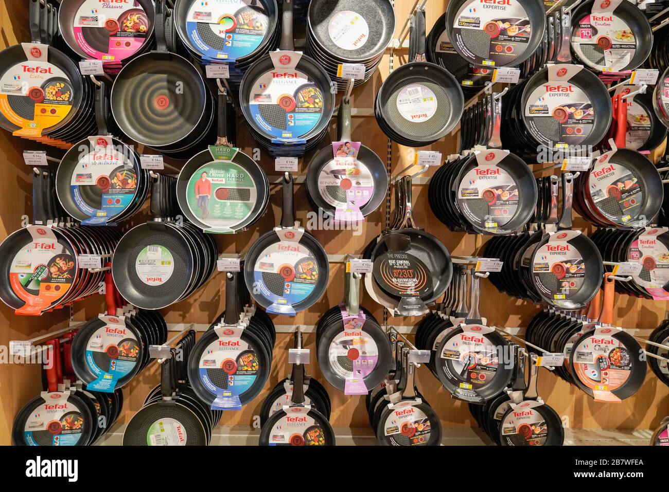 Bordeaux , Aquitaine / Francia - 10 15 2019 : tefal utensili in negozio per la vendita negozio Foto Stock