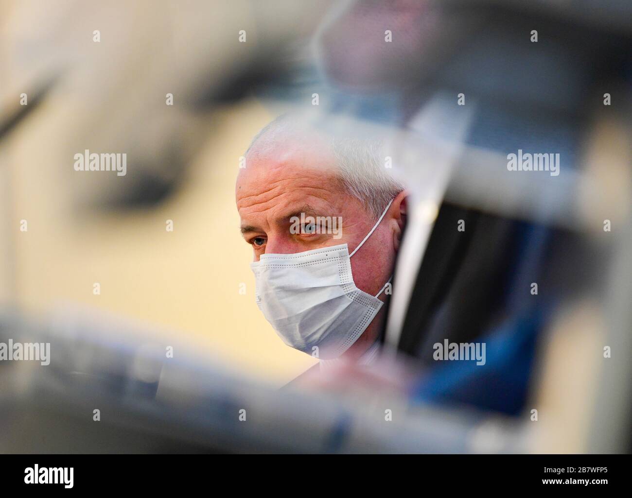 Praga, Repubblica Ceca. 18 Marzo 2020. Il Vice Ministro della Sanità ceco Roman Prymula con maschera medica protettiva partecipa a una conferenza stampa dopo una riunione straordinaria del gabinetto relativa alla diffusione del romanzo coronavirus, il 18 marzo 2020, a Praga. Repubblica Ceca. Il governo ha approvato un divieto di uscire senza bocca e naso coperto valido nella Repubblica ceca a mezzanotte. Credit: Roman Vondrous/CTK Photo/Alamy Live News Foto Stock