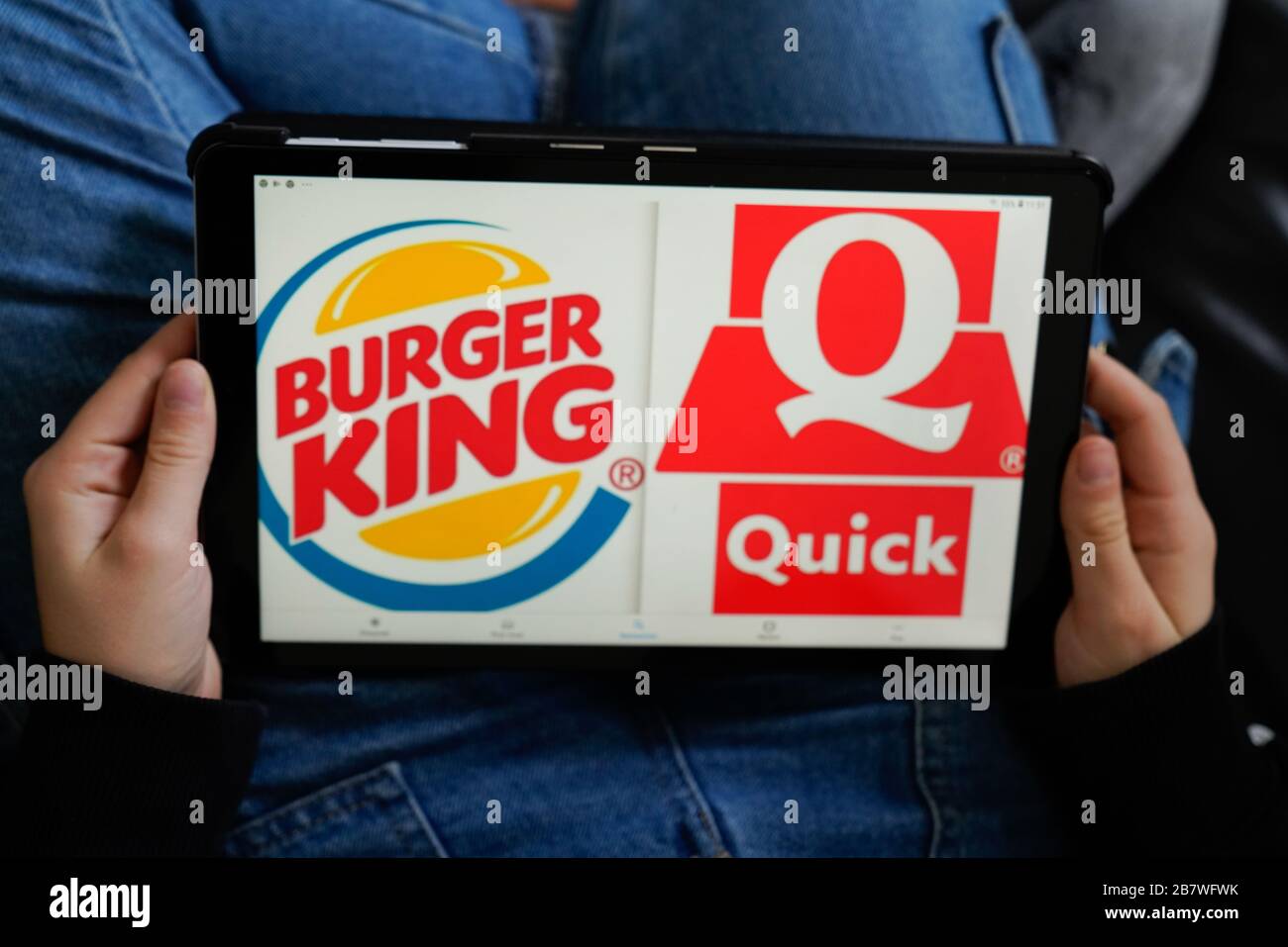 Bordeaux , Aquitaine / Francia - 11 25 2019 : Burger King vs Quick Sign logo tablet screen app applicazione fast food delivery business Foto Stock