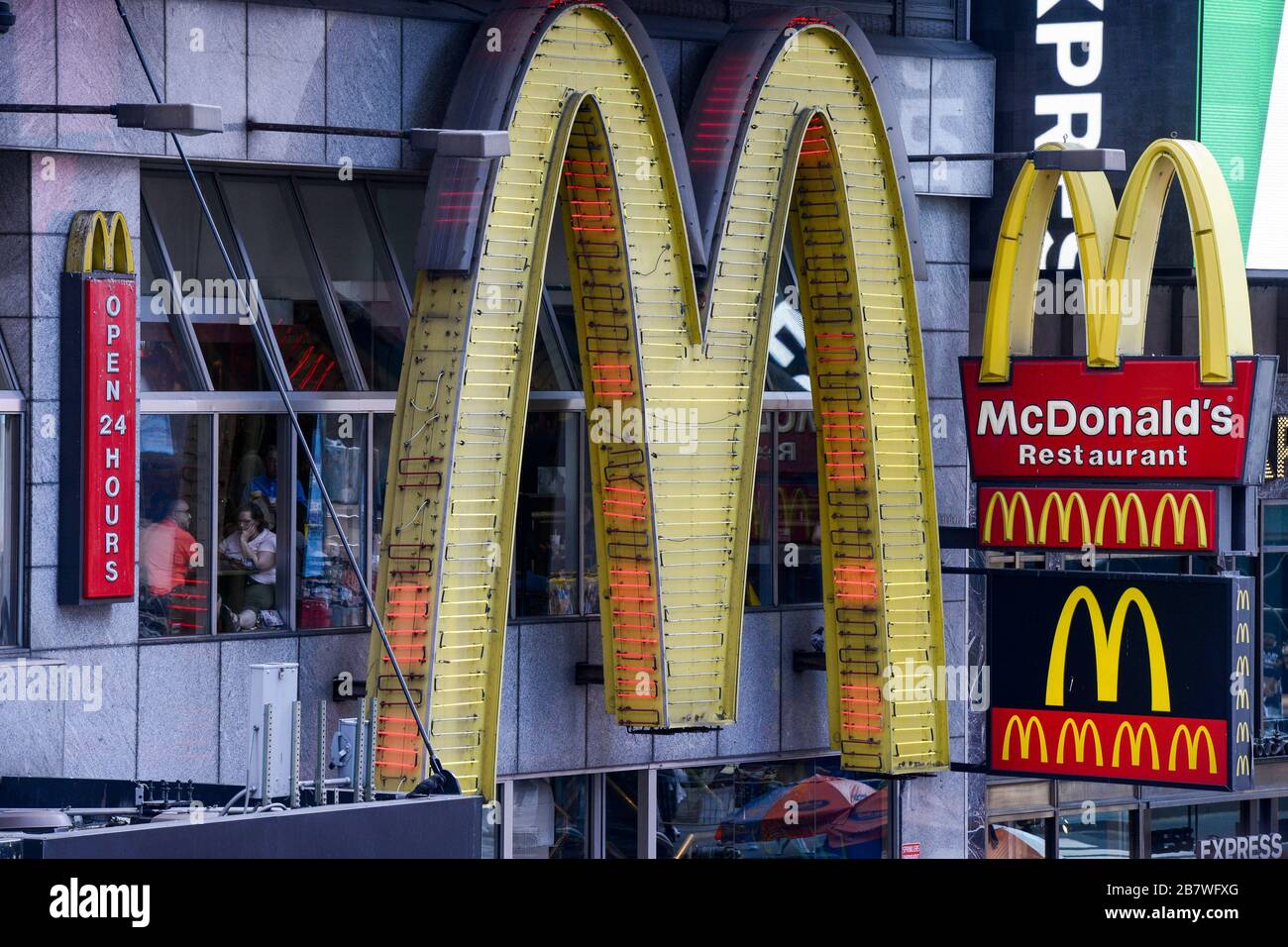 USA, New York City, Manhattan, Time Square all'incrocio tra Broadway e Seventh Avenue, ristorante fast food Mc Donald´s Foto Stock