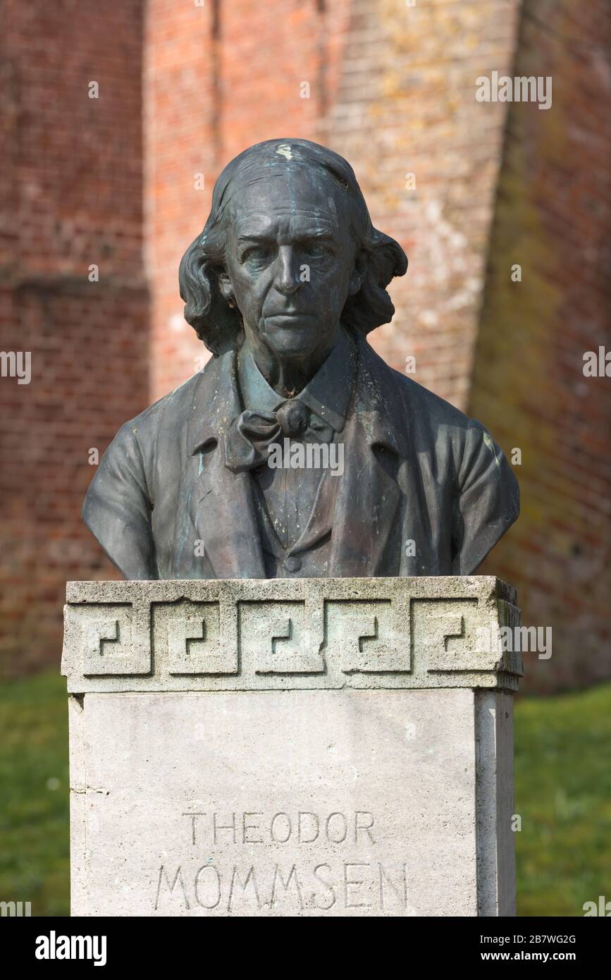 Busto di historianTheodor Mommsen, premio Nobel 1902, Harding, Eiderstedt, Frisia del Nord, Schleswig-Holstein, Germania del Nord, Europa Centrale Foto Stock