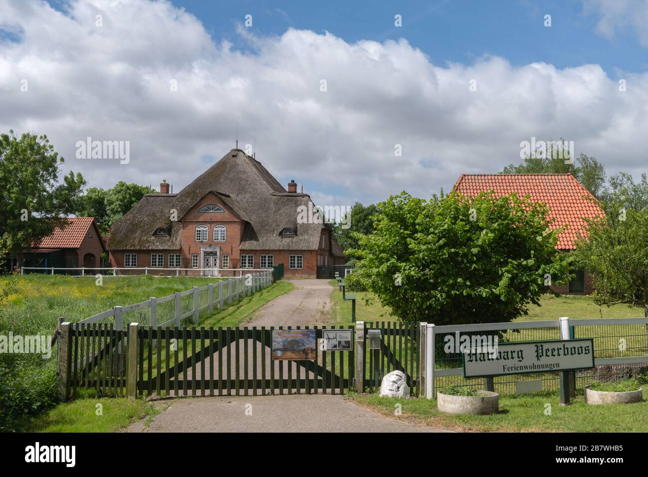Haubarg, casa colonica di proprietari terrieri precedentemente ricchi, oggi con case vacanze, penisola Eiderstedt, Frisia settentrionale, Schleswig-Holstein, Germania, Europa Foto Stock