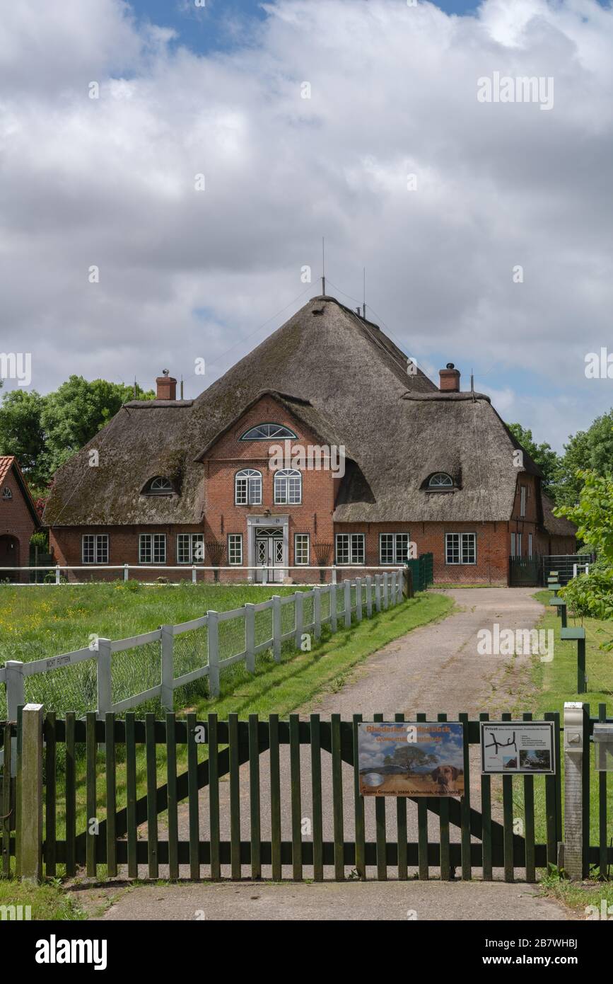 Haubarg, casa colonica di proprietari terrieri precedentemente ricchi, oggi con case vacanze, penisola Eiderstedt, Frisia settentrionale, Schleswig-Holstein, Germania, Europa Foto Stock
