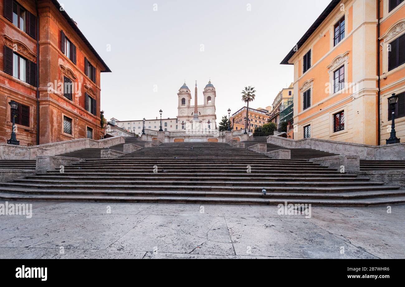 Nessuno intorno e vuoto di turisti la parte superiore della scalinata di Piazza di Spagna e la chiesa di Trinità dei Monti. Foto Stock