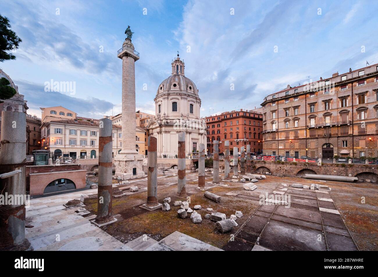 Il Foro di Traiano e la Colonna di Traiano a Roma Italia. Il Foro di Traiano fu l'ultimo dell'età imperiale romana Forum / Fori Imperiali costruito nella Roma antica Foto Stock