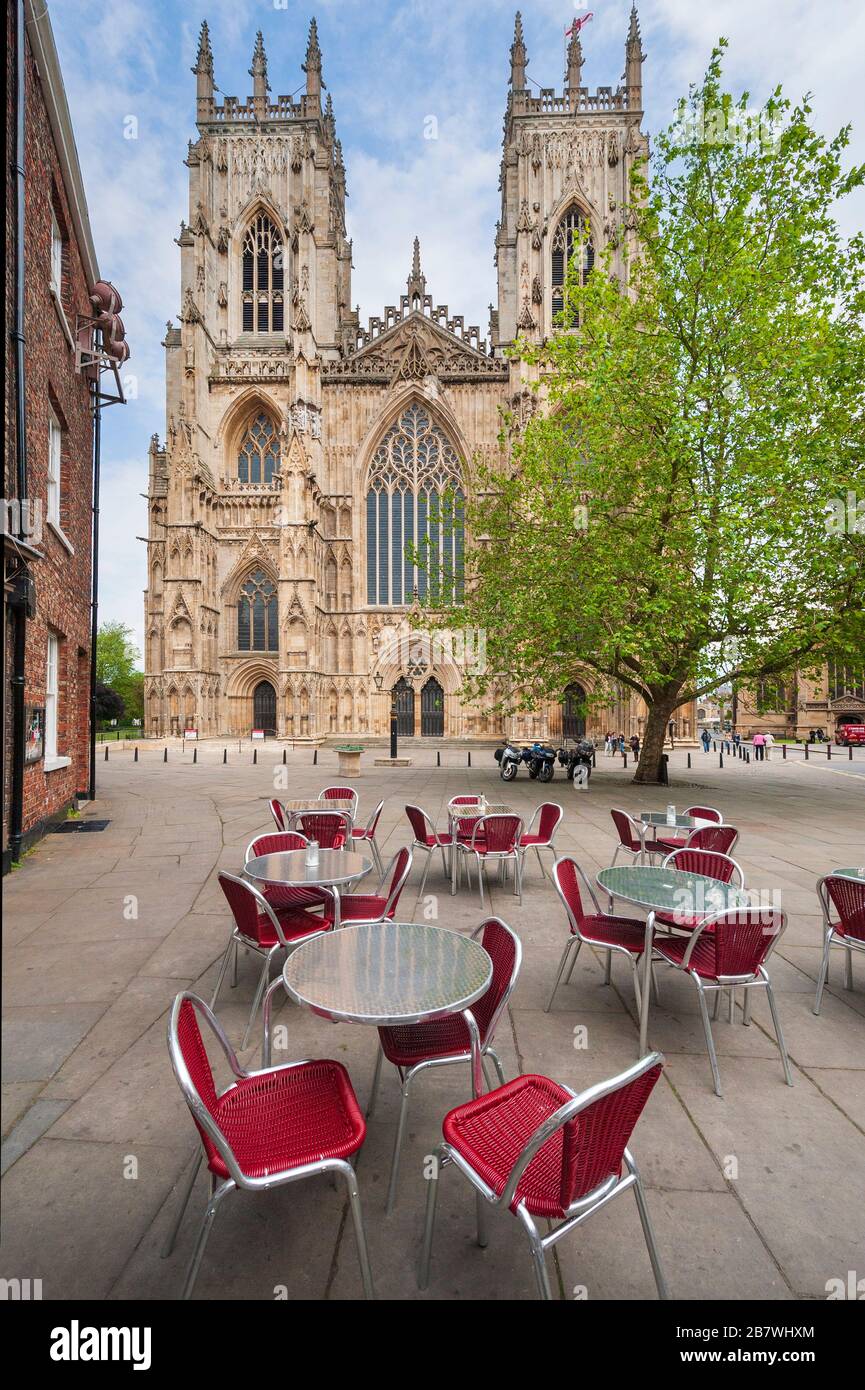 Pavement Cafe sotto le torri occidentali e la facciata ovest della cattedrale gotica di York Minster Foto Stock