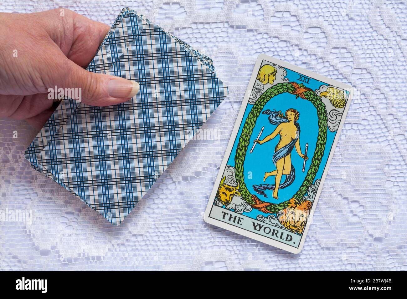 Carte da Tarocchi Rider Hand, disegnate da Pamela Colman Smith sotto la supervisione di Arthur Edward Waite, con la carta da tarocchi World capovolta Foto Stock