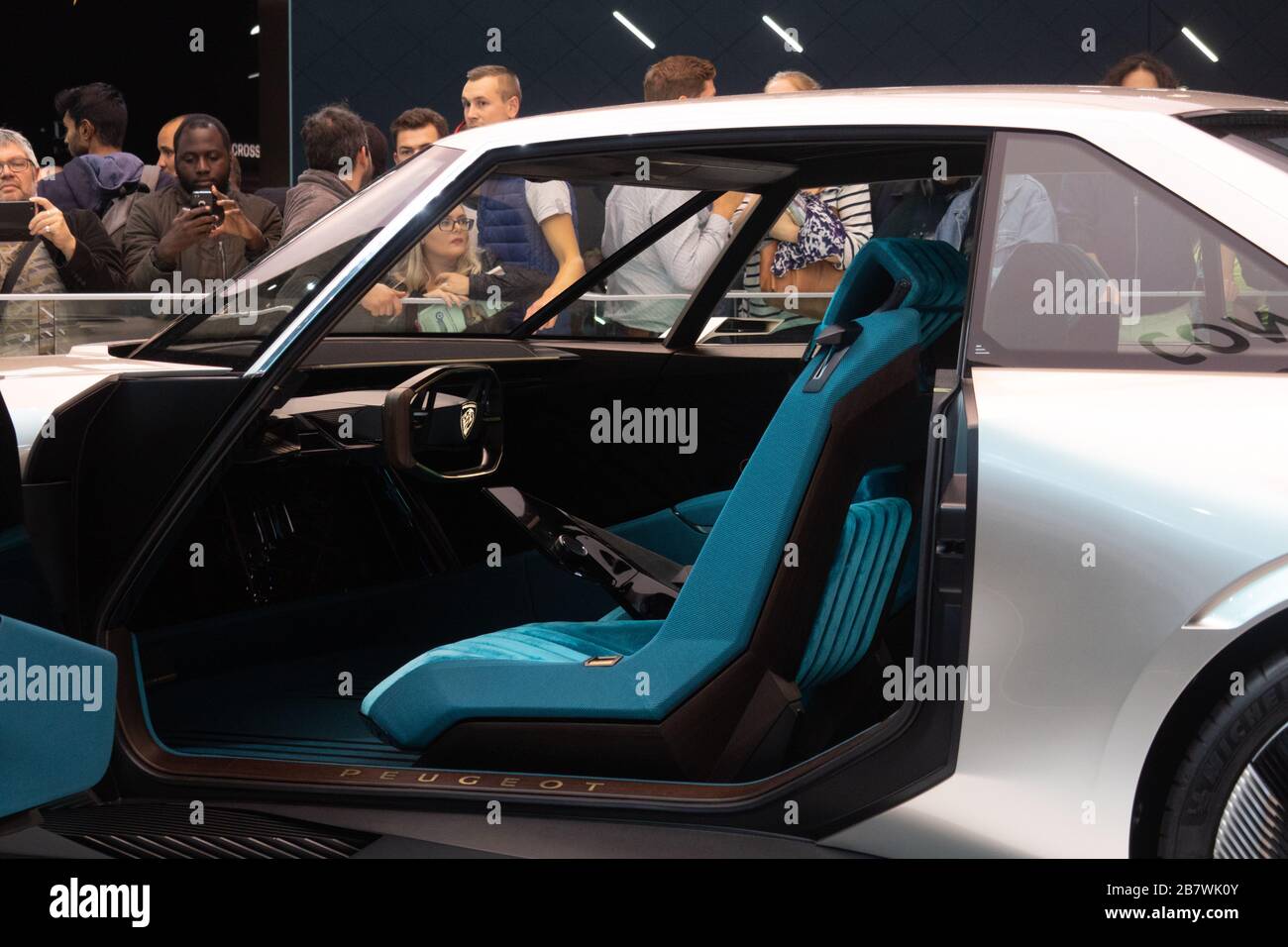 Parigi, Ile de France / Francia - Ottobre 07 2018 : Mondial Paris Motor Show blu interni Peugeot e-Legend Foto Stock