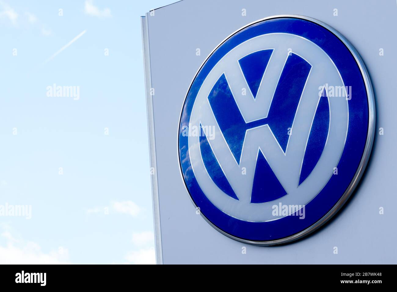 Bordeaux , Aquitaine / Francia - 09 30 2019 : firma negozio costruttore tedesco Volkswagen concessionaria la sede VW a Wolfsburg Foto Stock