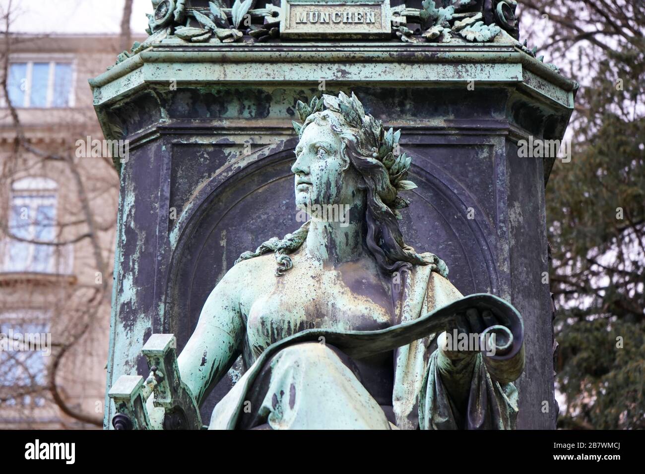 Scultura di bronzo femminile come parte allegorica del monumento di Pietro von Cornelio (che era un pittore tedesco). Fu eretta nel 1879 a Düsseldorf. Foto Stock