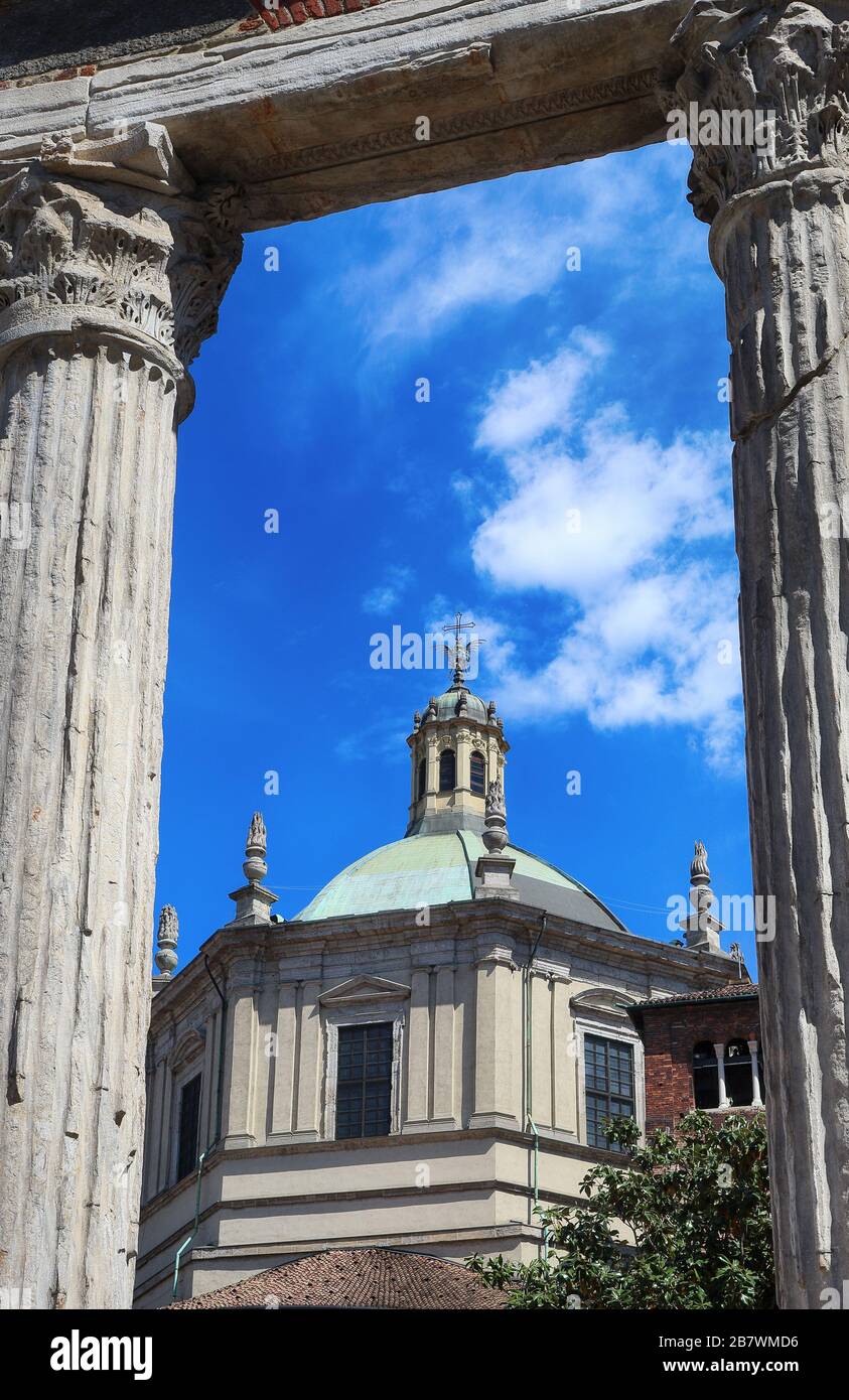 Basilica di San Lorenzo con colonne in marmo Milano Foto Stock