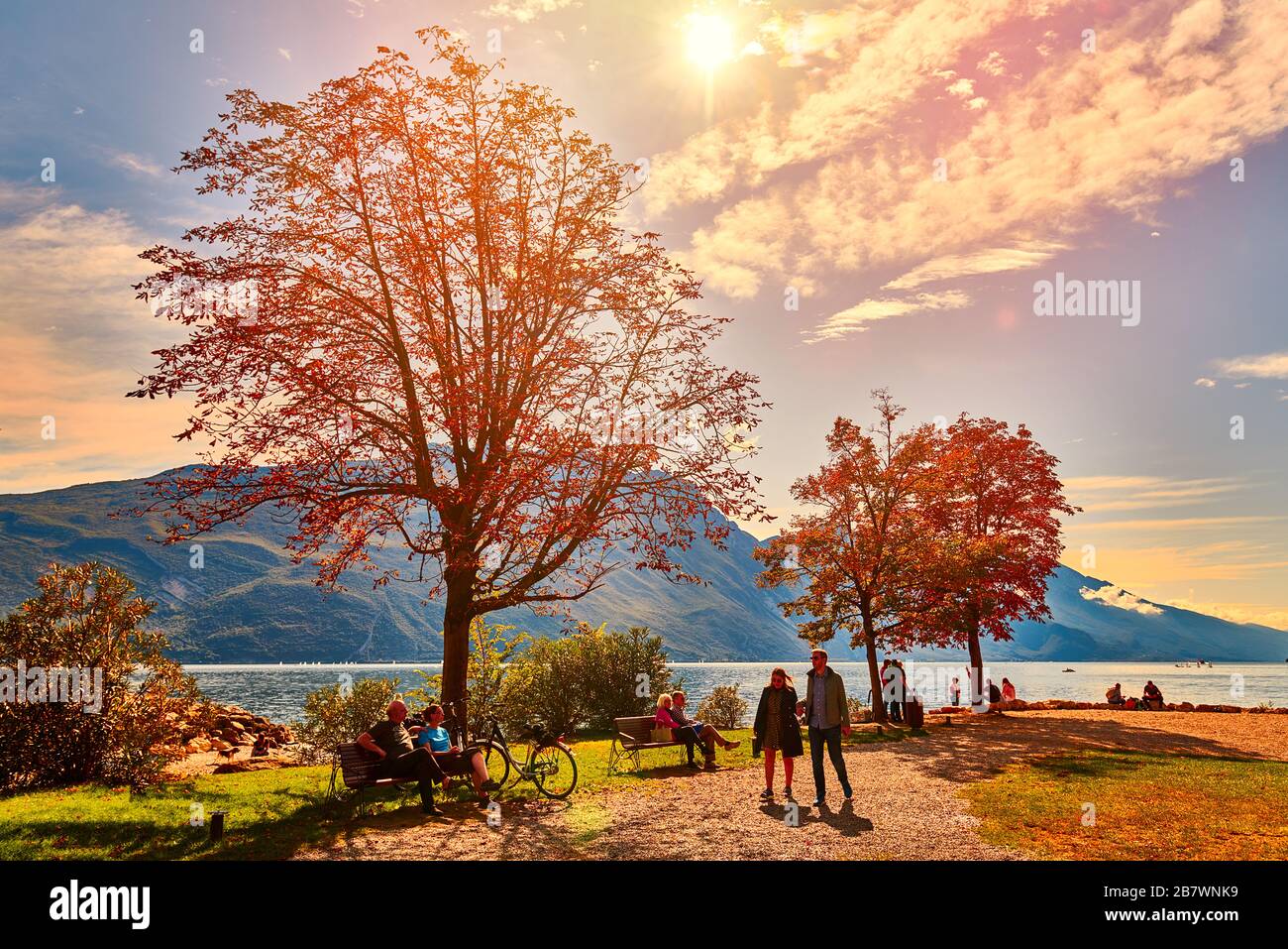 Riva del Garda,Lago di Garda ,Italia - 7 Ottobre 2019:autunno bello e colorato a Riva del Garda, lago di Garda circondato dalle montagne, Trentino Alt Foto Stock
