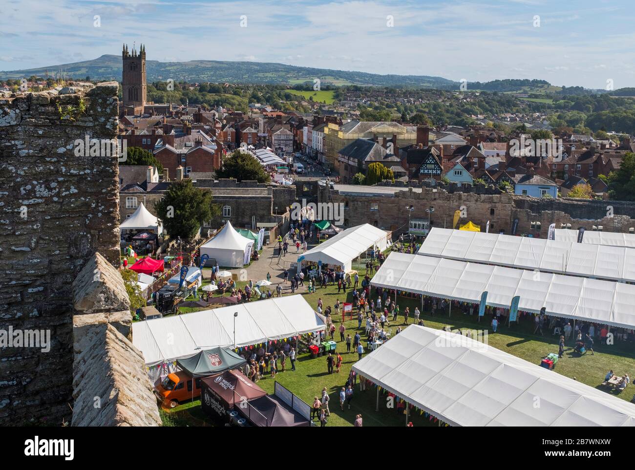 Vista del Ludlow Food Festival dalla Grande Torre di Ludlow Caste, Shropshire, Inghilterra, Regno Unito. Foto Stock