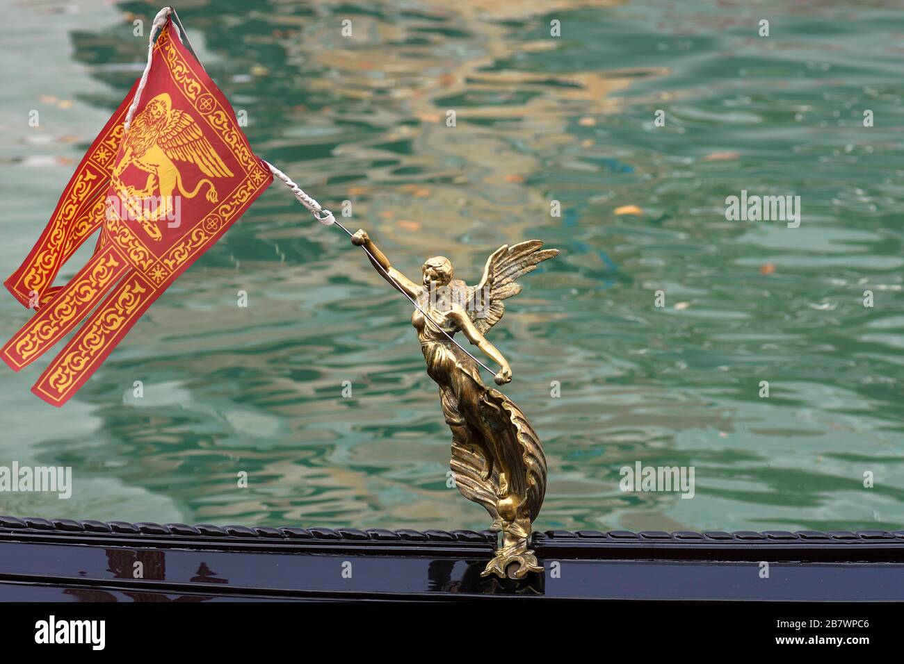 Personaggio d'angelo con bandiera veneziana su una gondola, Venezia, Veneto, Italia Foto Stock